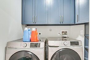 Community Pool & Courts: Missouri City Gem w/ Yard