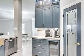 Community Pool & Courts: Missouri City Gem w/ Yard