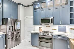 Community Pool & Courts: Missouri City Gem w/ Yard