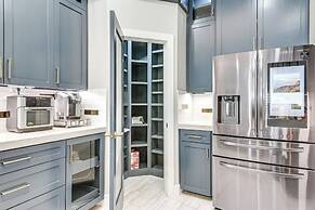 Community Pool & Courts: Missouri City Gem w/ Yard