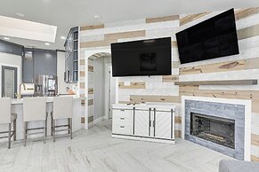 Community Pool & Courts: Missouri City Gem w/ Yard