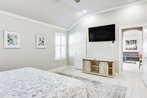 Community Pool & Courts: Missouri City Gem w/ Yard