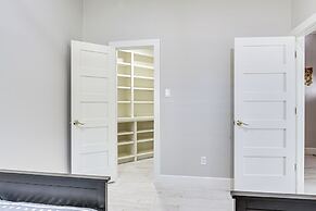 Community Pool & Courts: Missouri City Gem w/ Yard