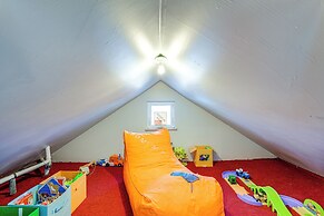 Walk to Crab Cove Beach: Alameda Home w/ Game Room