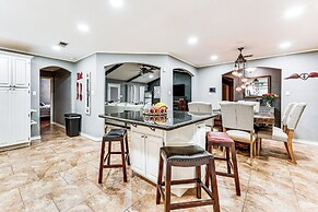 3 Mi to Downtown Mcallen: Quiet Home w/ Pool