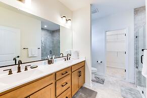 12 Mi to Dtwn Richmond: Spacious Home w/ Deck!