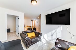 12 Mi to Dtwn Richmond: Spacious Home w/ Deck!