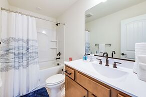 12 Mi to Dtwn Richmond: Spacious Home w/ Deck!