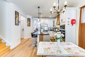 12 Mi to Dtwn Richmond: Spacious Home w/ Deck!