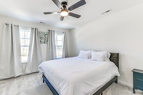 12 Mi to Dtwn Richmond: Spacious Home w/ Deck!