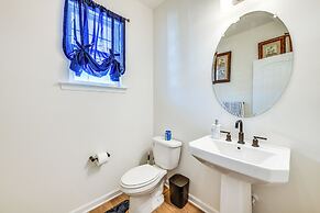 12 Mi to Dtwn Richmond: Spacious Home w/ Deck!