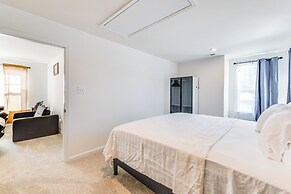 12 Mi to Dtwn Richmond: Spacious Home w/ Deck!