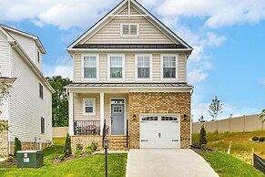 12 Mi to Dtwn Richmond: Spacious Home w/ Deck!