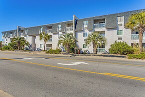 Walk to Ocean: North Myrtle Beach Condo w/ Pool