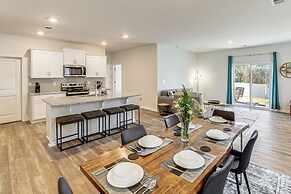 3 Mi to Lake Hickory: Family Home w/ Fire Pit!