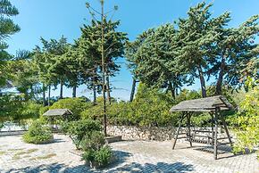 Bluewhite Studio - Cozy Garden Nest