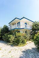 Bluewhite Studio - Cozy Garden Nest