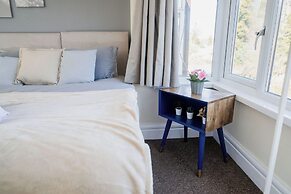 6-bed House - Sleeps 13 - Families & Contractors