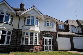 6-bed House - Sleeps 13 - Families & Contractors