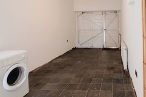 6-bed House - Sleeps 13 - Families & Contractors