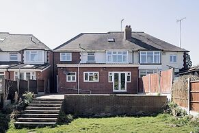 6-bed House - Sleeps 13 - Families & Contractors
