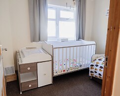 6-bed House - Sleeps 13 - Families & Contractors