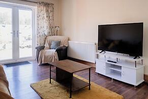 6-bed House - Sleeps 13 - Families & Contractors