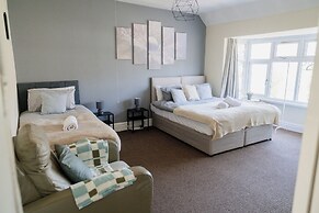 6-bed House - Sleeps 13 - Families & Contractors