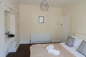 6-bed House - Sleeps 13 - Families & Contractors