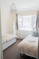 6-bed House - Sleeps 13 - Families & Contractors