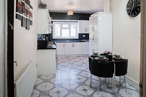 6-bed House - Sleeps 13 - Families & Contractors