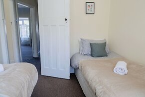6-bed House - Sleeps 13 - Families & Contractors