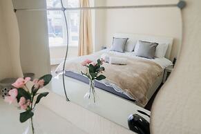 6-bed House - Sleeps 13 - Families & Contractors