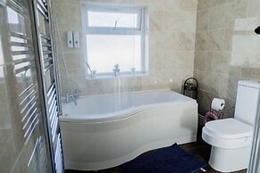 6-bed House - Sleeps 13 - Families & Contractors