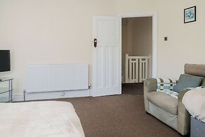 6-bed House - Sleeps 13 - Families & Contractors