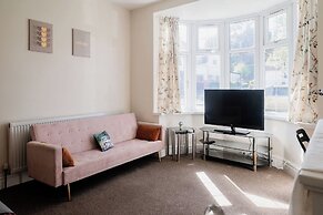 6-bed House - Sleeps 13 - Families & Contractors