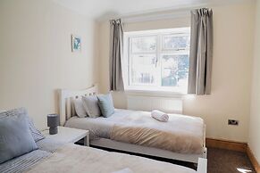 6-bed House - Sleeps 13 - Families & Contractors