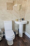 6-bed House - Sleeps 13 - Families & Contractors