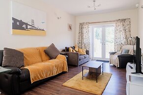 6-bed House - Sleeps 13 - Families & Contractors