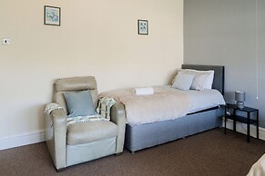 6-bed House - Sleeps 13 - Families & Contractors