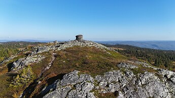 Modern Mountain Cabin - Outdoor Hot Tub - 8 Beds