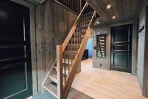 Modern Mountain Cabin - Outdoor Hot Tub - 8 Beds