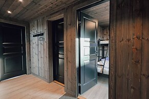 Modern Mountain Cabin - Outdoor Hot Tub - 8 Beds