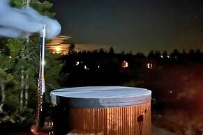 Modern Mountain Cabin - Outdoor Hot Tub - 8 Beds