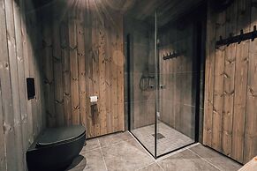 Modern Mountain Cabin - Outdoor Hot Tub - 8 Beds