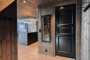 Modern Mountain Cabin - Outdoor Hot Tub - 8 Beds