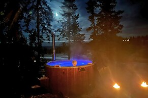 Modern Mountain Cabin - Outdoor Hot Tub - 8 Beds
