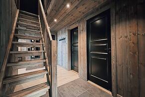 Modern Mountain Cabin - Outdoor Hot Tub - 8 Beds