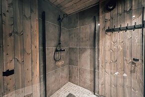 Modern Mountain Cabin - Outdoor Hot Tub - 8 Beds