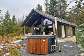 Modern Mountain Cabin - Outdoor Hot Tub - 8 Beds